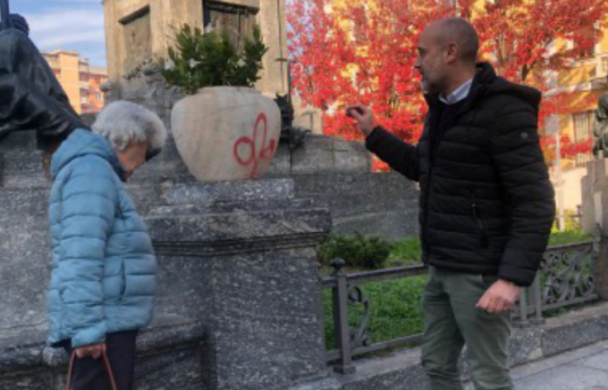 Vandalizzato il monumento a Papa Pio XI: disegni osceni sui vasi, danneggiate le vasche