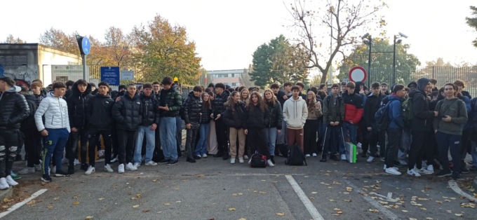 Il riscaldamento non funziona: studenti in sciopero fuori dalla scuola