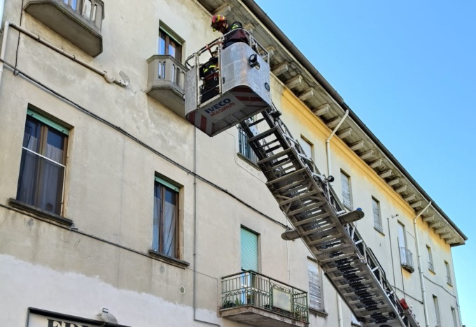 Cadono tegole dallo stabile, intervengono i Vigili del fuoco