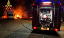 Auto in fiamme nella notte a Varedo, sul posto i pompieri