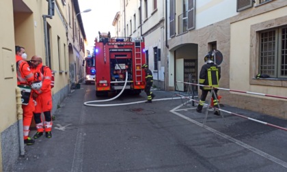 Fiamme in una corte, intervengono i Vigili del fuoco