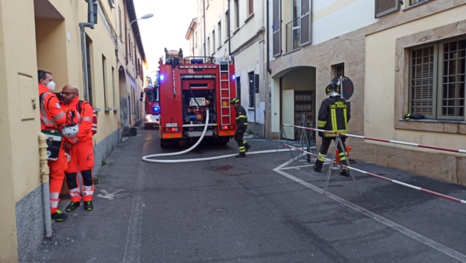 Fiamme in una corte, intervengono i Vigili del fuoco