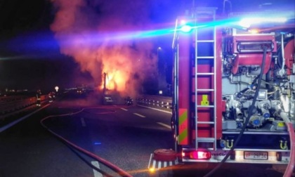 Camion in fiamme nella notte lungo la Statale 36, riaperta la corsia verso Lecco