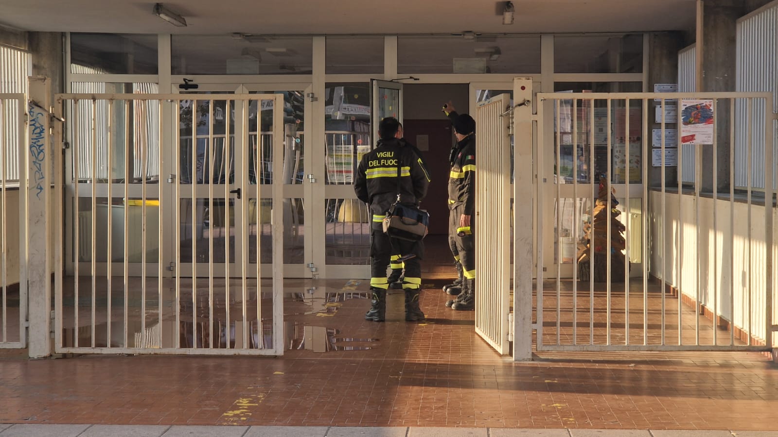 Villasanta scuola Fermi allagata per la seconda volta dai vandali nel giro di pochi giorni