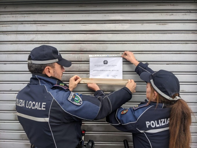 Somministrati alcolici a minori, chiuso un minimarket di Seregno