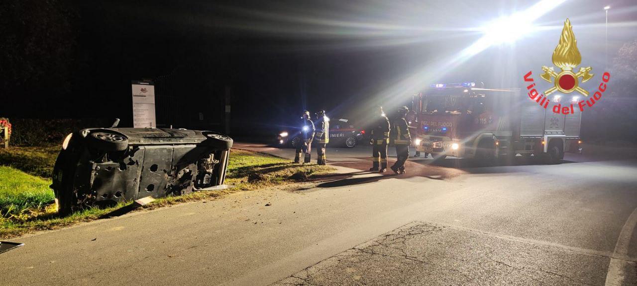 Suilbiate incidente auto fuori strada ribaltata