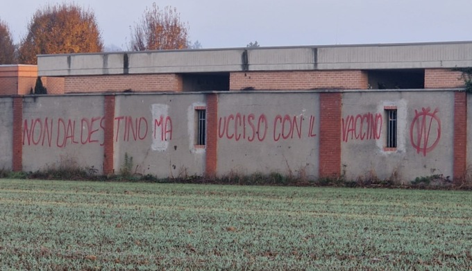 Raid vandalico “No Vax” al cimitero