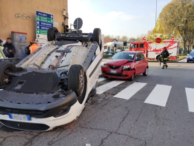Scontro tra veicoli, si ribalta un furgone