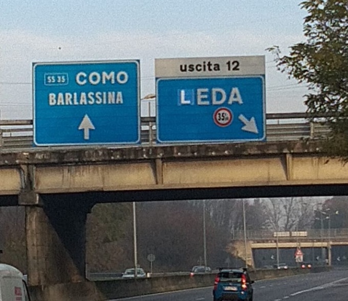 In superstrada Meda diventa… Leda: chi ha cambiato il cartello?
