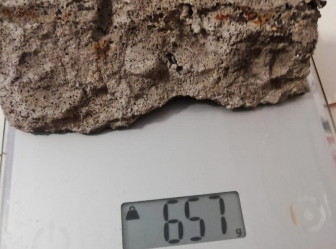 Sasso da mezzo chilo crolla sulla ciclopedonale