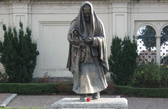 Una raccolta fondi per restaurare il monumento di Padre Pio