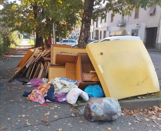 Abbandona i rifiuti in strada, operaio nei guai
