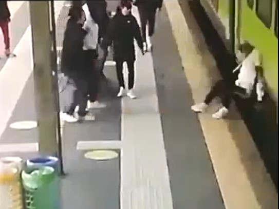 Spinto sotto il treno: messa alla prova per i due 15enni