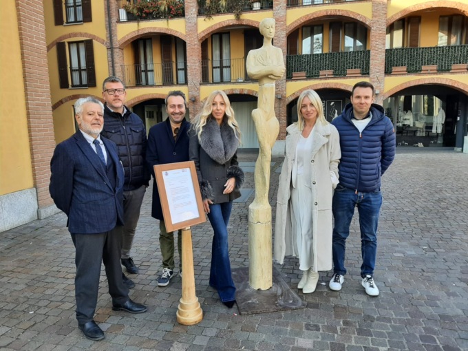 A Lentate inaugurata la statua “Elogio alla donna”