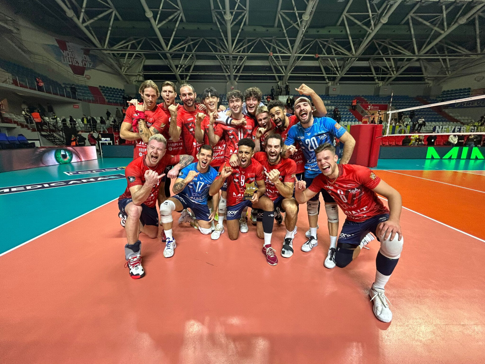 Consorzio Vero Volley La prima squadra maschile del Consorzio si è aggiudicata la seconda sfida di CEV Champions League battendo in trasferta, in Turchia, il Fenerbahçe Istanbul con un netto 23-25, 20-25, 23-25.