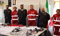 Quasi 900 capi d'abbigliamento sequestrati sono stati donati alla Croce Rossa