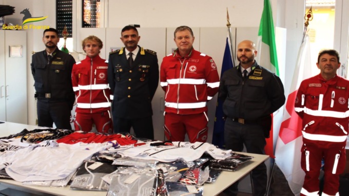 Quasi 900 capi d’abbigliamento sequestrati sono stati donati alla Croce Rossa