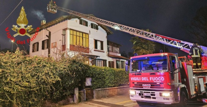 Canna fumaria a fuoco, pompieri al lavoro a Carnate