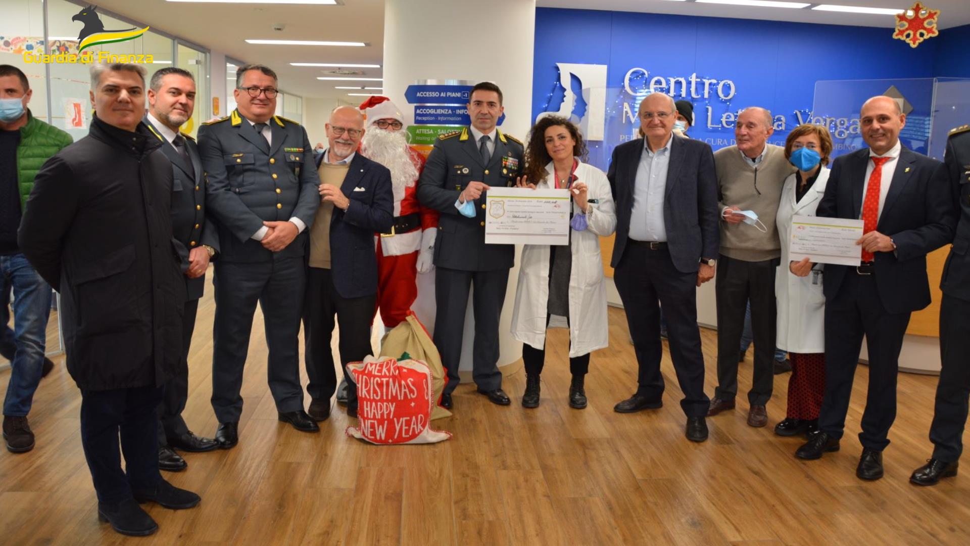 guardia di finanza dona regali in ospedale