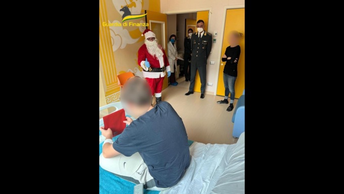 I piccoli pazienti del San Gerardo ricevono i doni della Guardia di Finanza