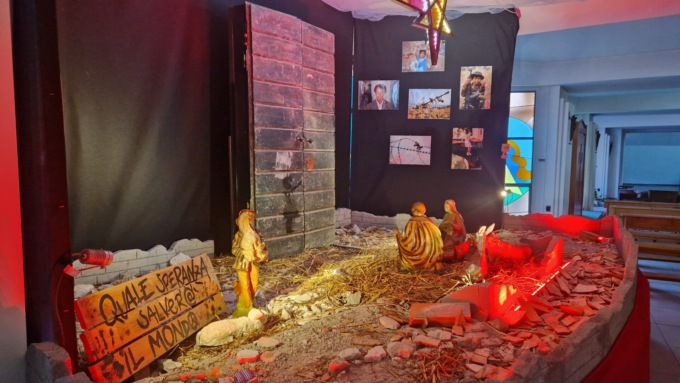 Arcore, nella chiesa Regina del Rosario un presepe ambientato sul fronte di guerra e senza capanna