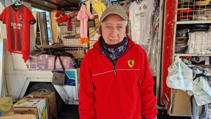 Dimentica un banco al mercato, ambulante multato per abbandono di rifiuti