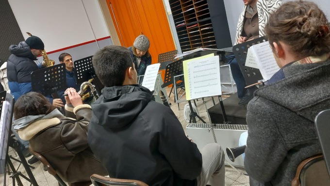 Caldaia rotta, banda costretta a fare le prove con i cappotti e le stufette elettriche