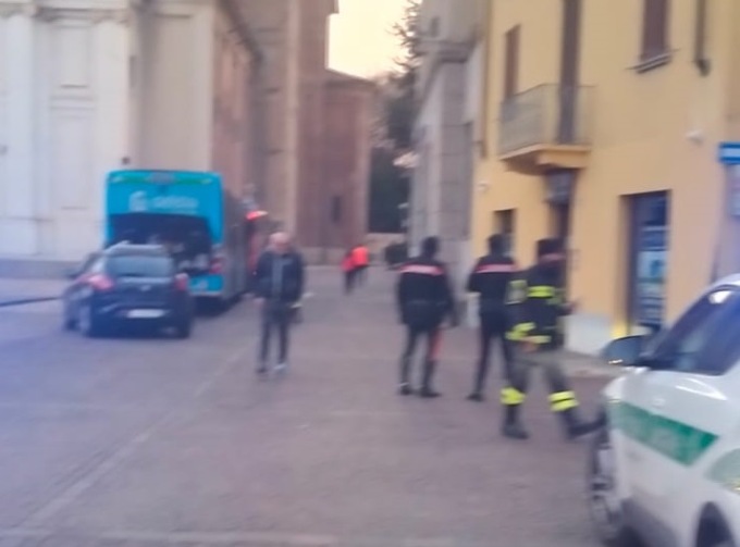 Pullman contromano danneggia muri e auto in sosta, i residenti pensano al “terremoto”