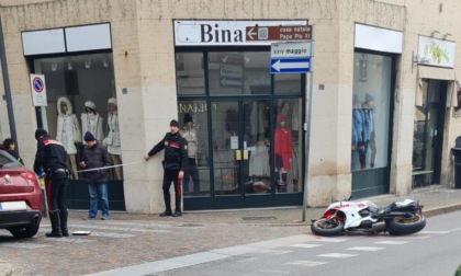 Scontro tra auto e moto in centro a Desio, sul posto anche l'automedica