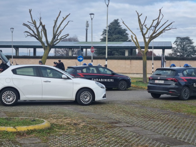 Giussano, giovane donna accoltellata alla schiena