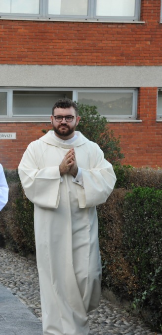 Rubano le offerte al Santuario, il volontario si getta al loro inseguimento e viene aggredito