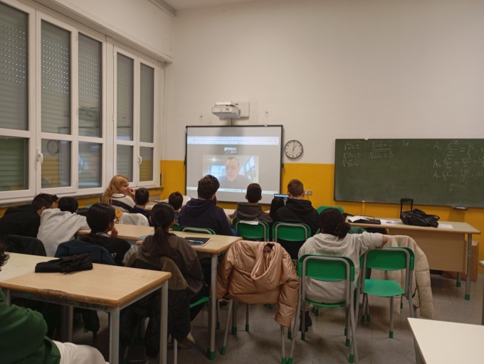 «Intervista spettacolare» ad Amadeus da parte dei ragazzi della «2D»