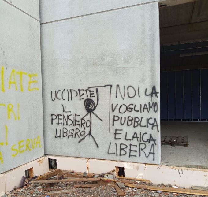 «Via da qui, uccidete il pensiero libero»: raid  nel cantiere del liceo Don Gnocchi