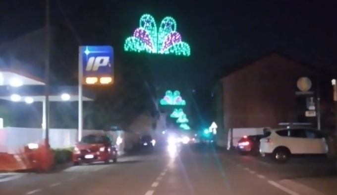 Luminarie «verde Lega», e scoppia la polemica