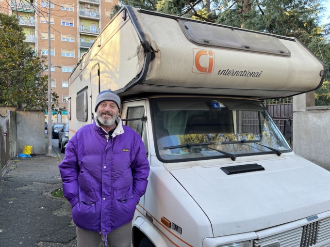 Un aiuto per Claudio, costretto a vivere in camper