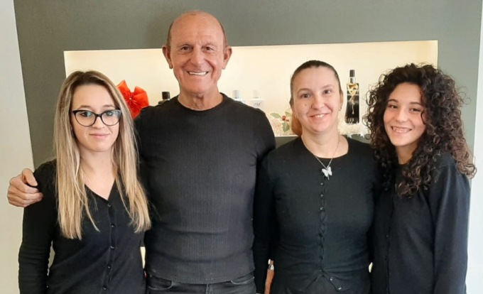 Le esperienze all’estero, l’Ambrogino d’oro e gli oltre 50 anni di attività: lo storico parrucchiere si racconta