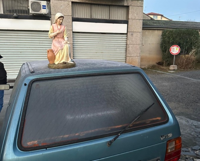 Vandali rubano e spostano statuine dal presepe