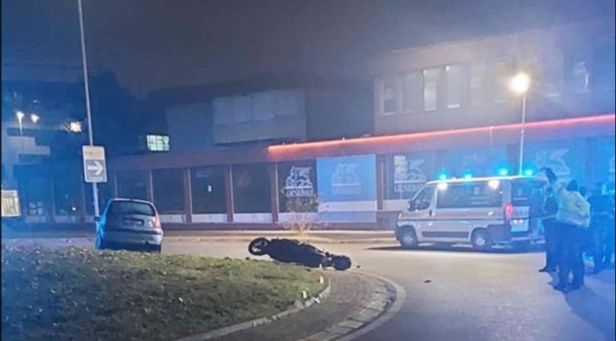 Grave schianto alla rotonda, traffico in tilt