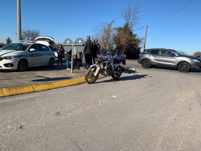 Scontro tra un camion e una moto, centauro gravissimo