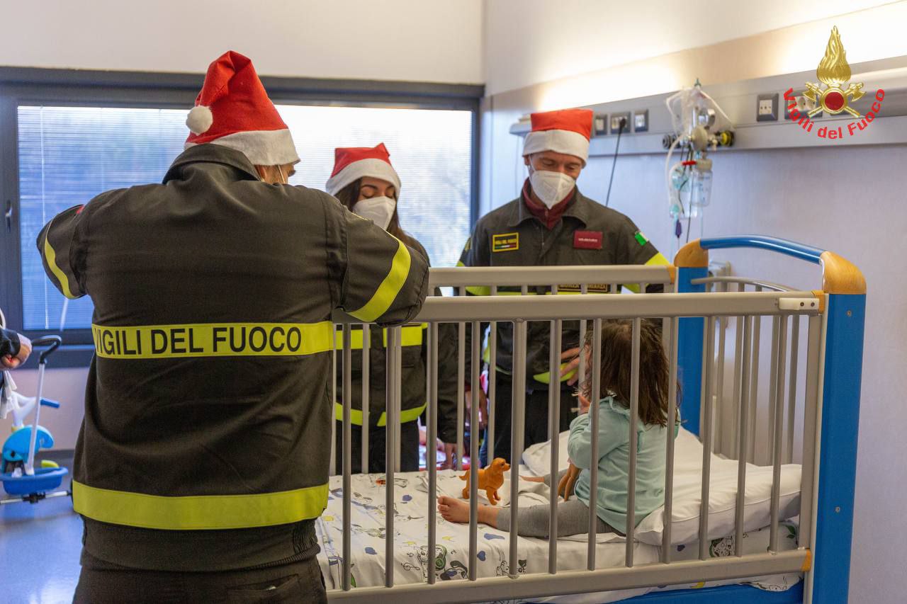 Vigili del fioco di Monza in visita a ospedali di Monza Vimercate e Desio per portare doni ai bambini ricoverati