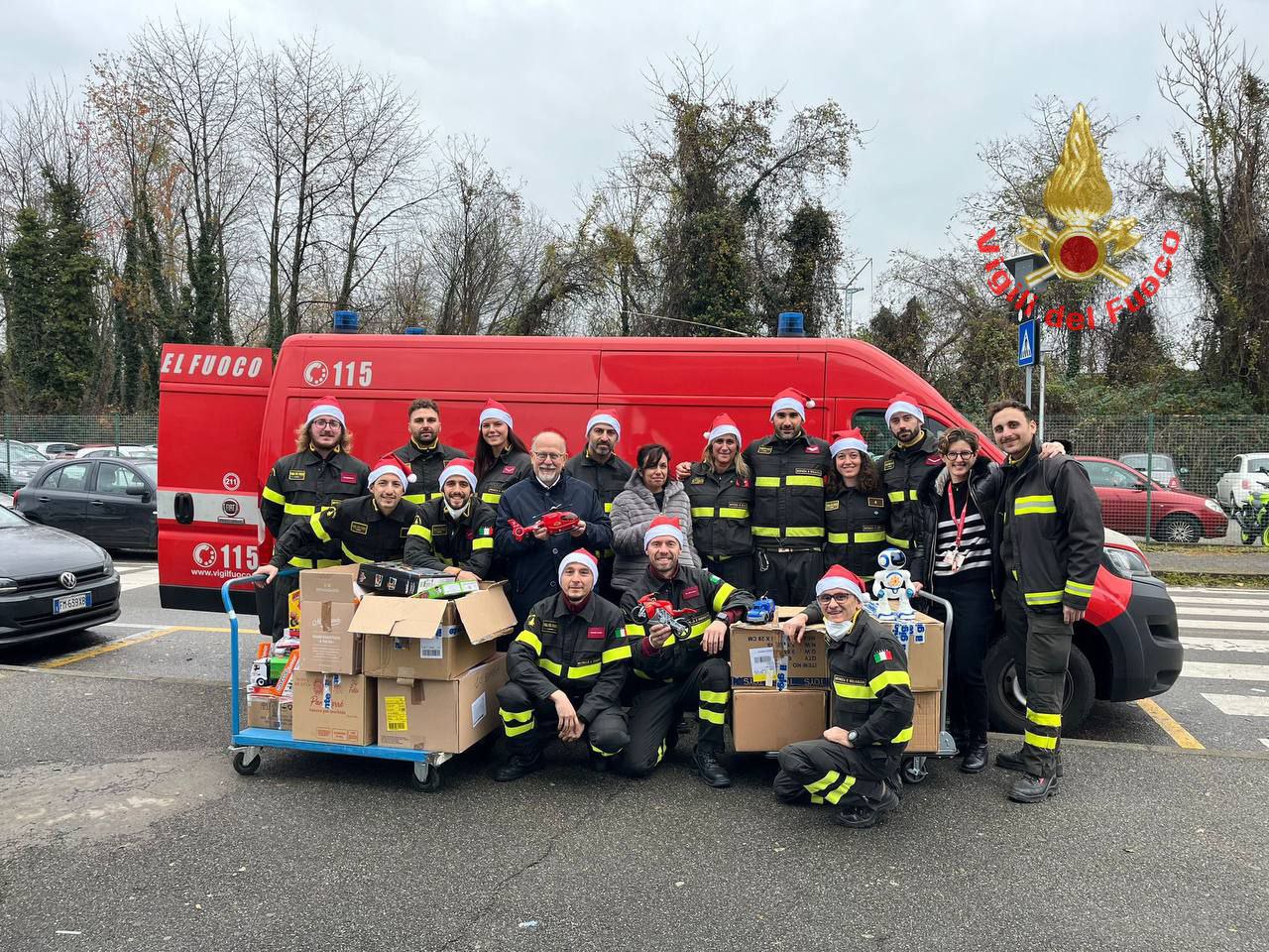 Vigili del fioco di Monza in visita a ospedali di Monza Vimercate e Desio per portare doni ai bambini ricoverati