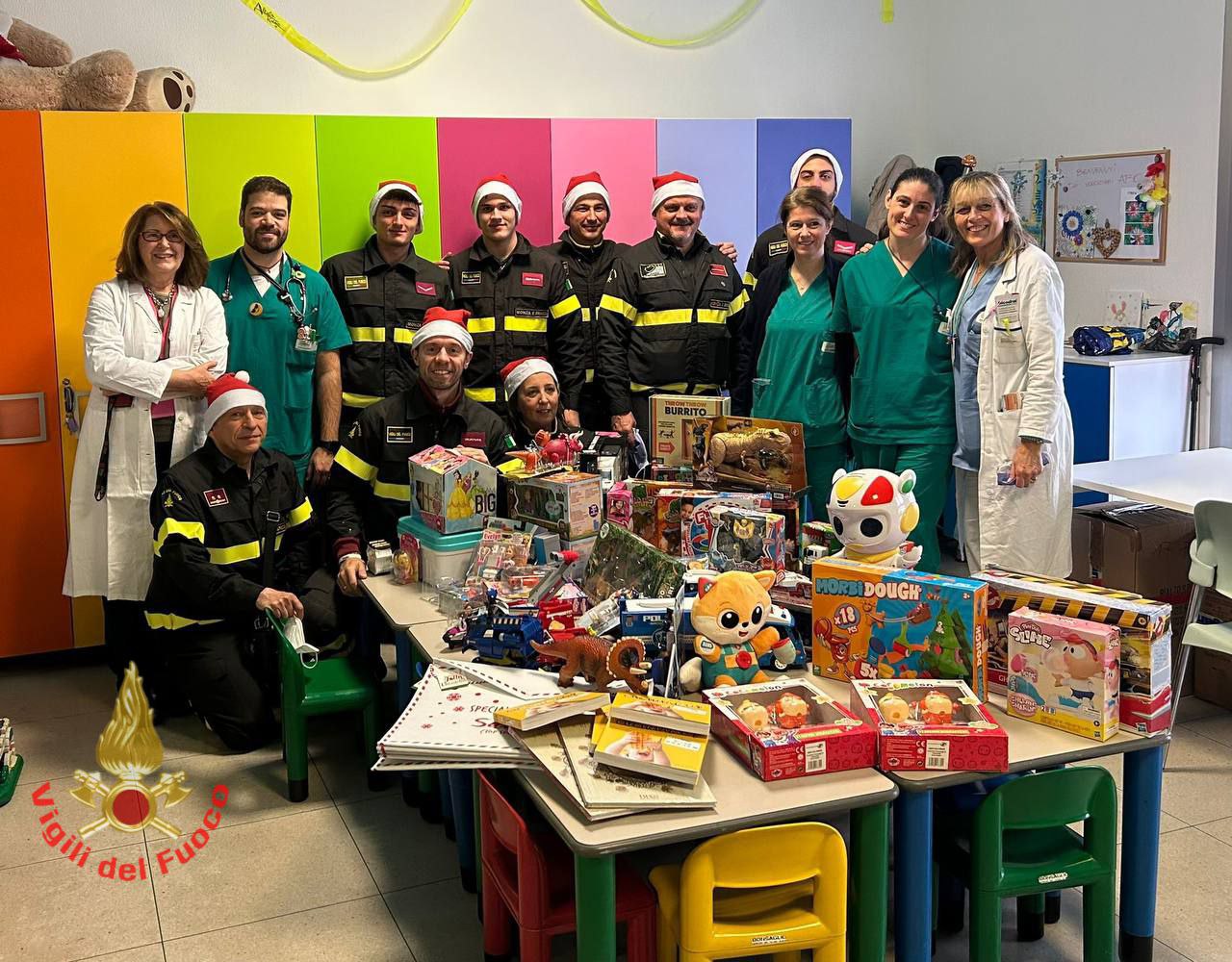 Vigili del fioco di Monza in visita a ospedali di Monza Vimercate e Desio per portare doni ai bambini ricoverati