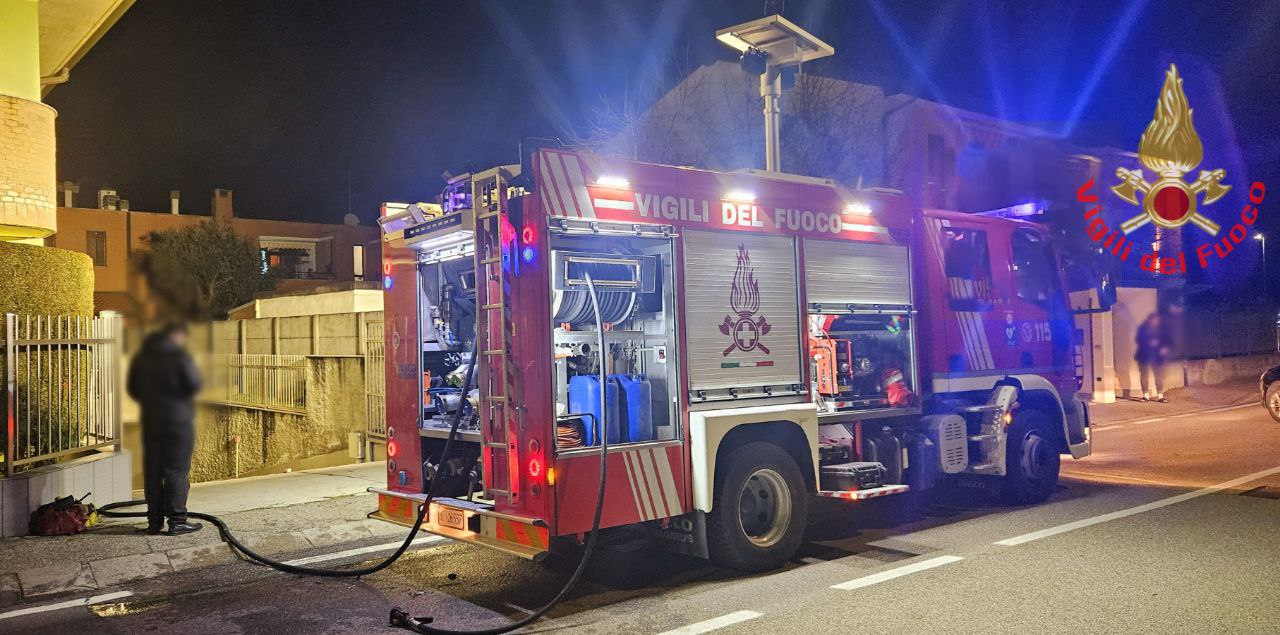 Caponago incendio box rogo vigili del fuoco