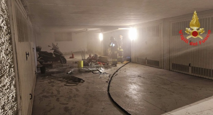 Divampa un incendio in un box