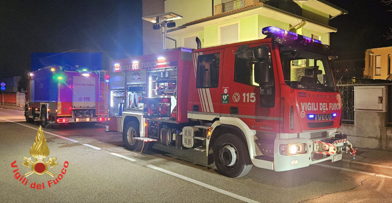 Caponago incendio box rogo vigili del fuoco