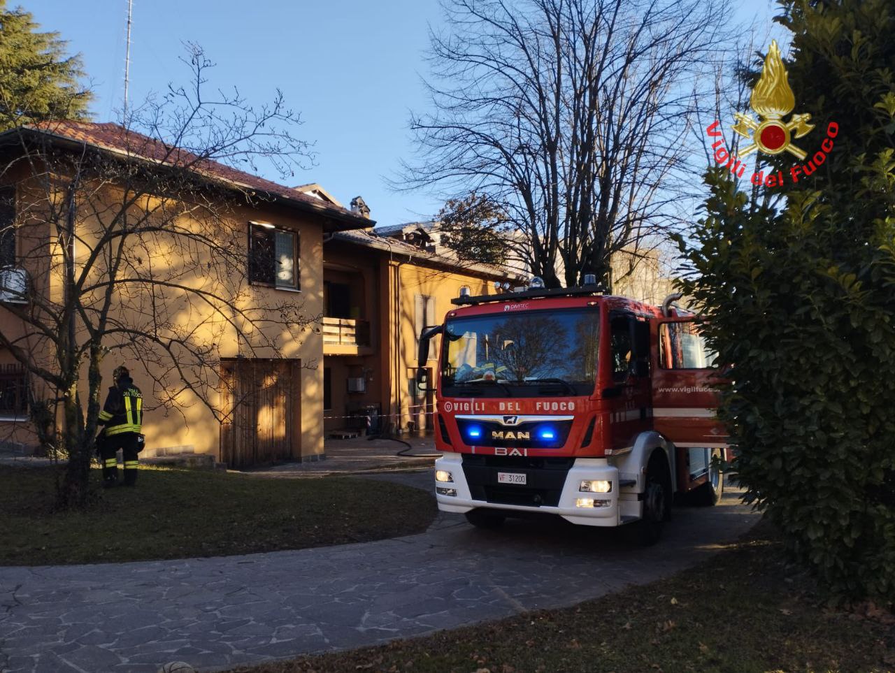 Monza incendi Natale tetto bruciato Vigili del Fuoco