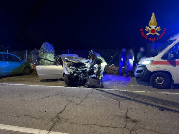 Perde il controllo dell’auto e si schianta