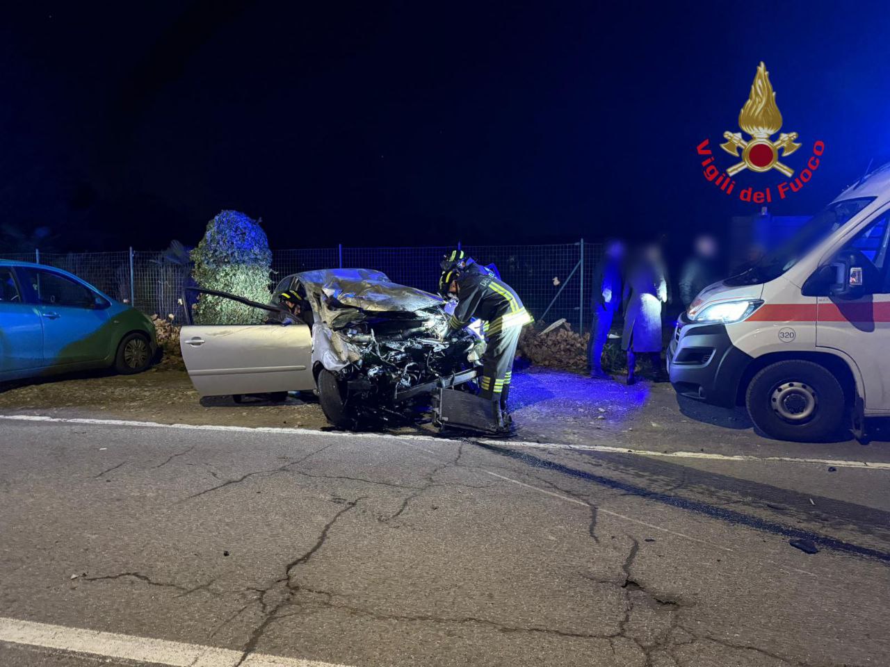 Cornate d'Adda auto contro ostacoli incidente pompieri vigili del fuoco Natale