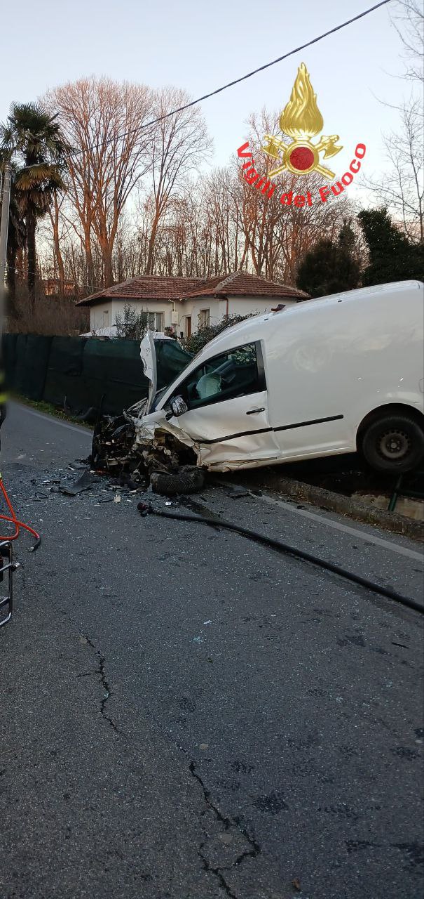 Arcore incidente tra due auto con incastrato pompieri vigili del fuoco