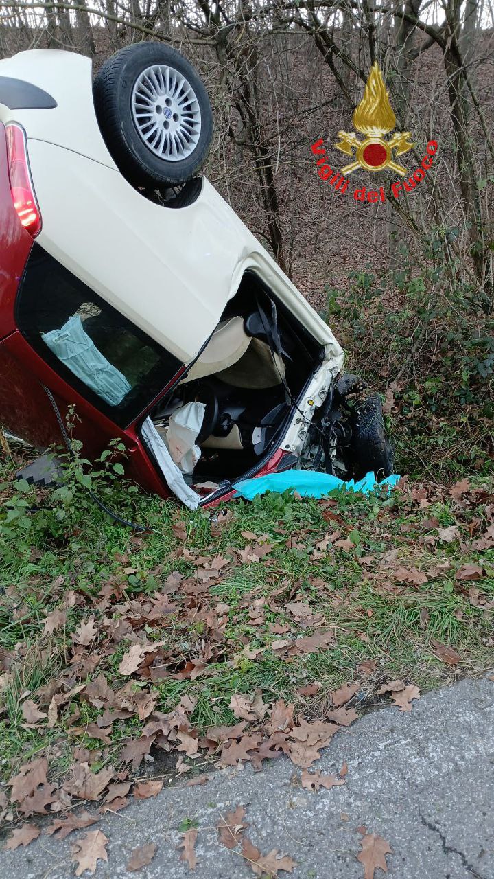 Arcore incidente tra due auto con incastrato pompieri vigili del fuoco